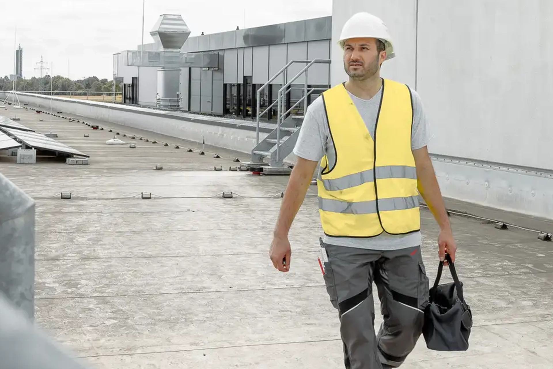 Installation und Wartung von Klimaanlagen und Photovoltaiksystemen für nachhaltige Energienutzung im Gewerbebereich