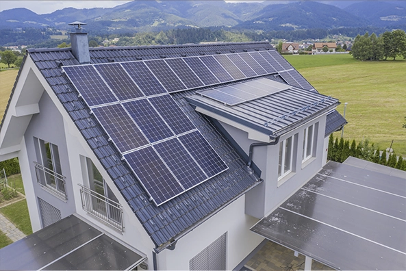 Einfamilienhaus mit Photovoltaikanlage auf dem Dach, symbolisiert nachhaltige Energieversorgung