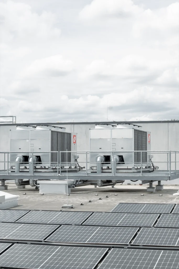Modernes Industriegebäude mit Glasfassade, ideal für effiziente Klima- und Heizlösungen im Gewerbebereich