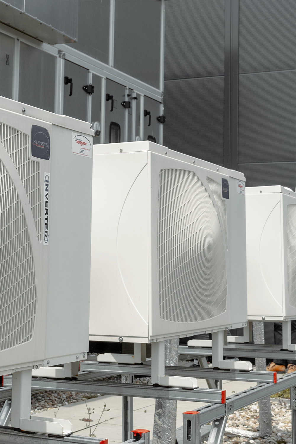 Außengeräte einer modernen Klimaanlage für Gewerbeobjekte, energieeffizient und robust