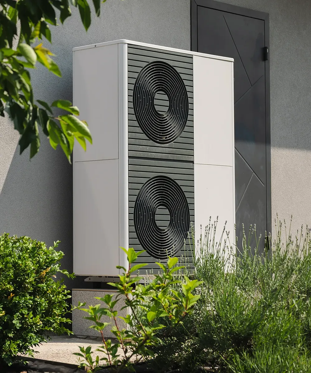 Installierte Wärmepumpe im Außenbereich in Augsburg.